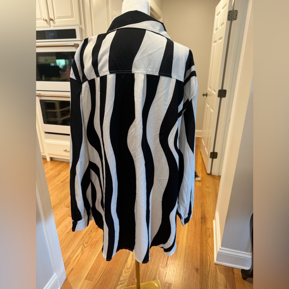 Charcoal Brand Black/White Oversized long sleeve Blousr - Picture 5 of 10